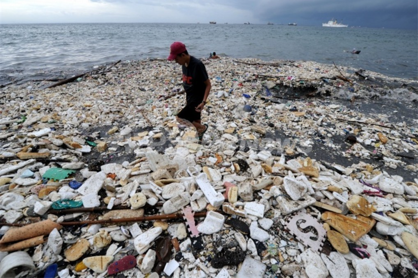 フィリピン・マニラ湾に打ち寄せられたゴミの山