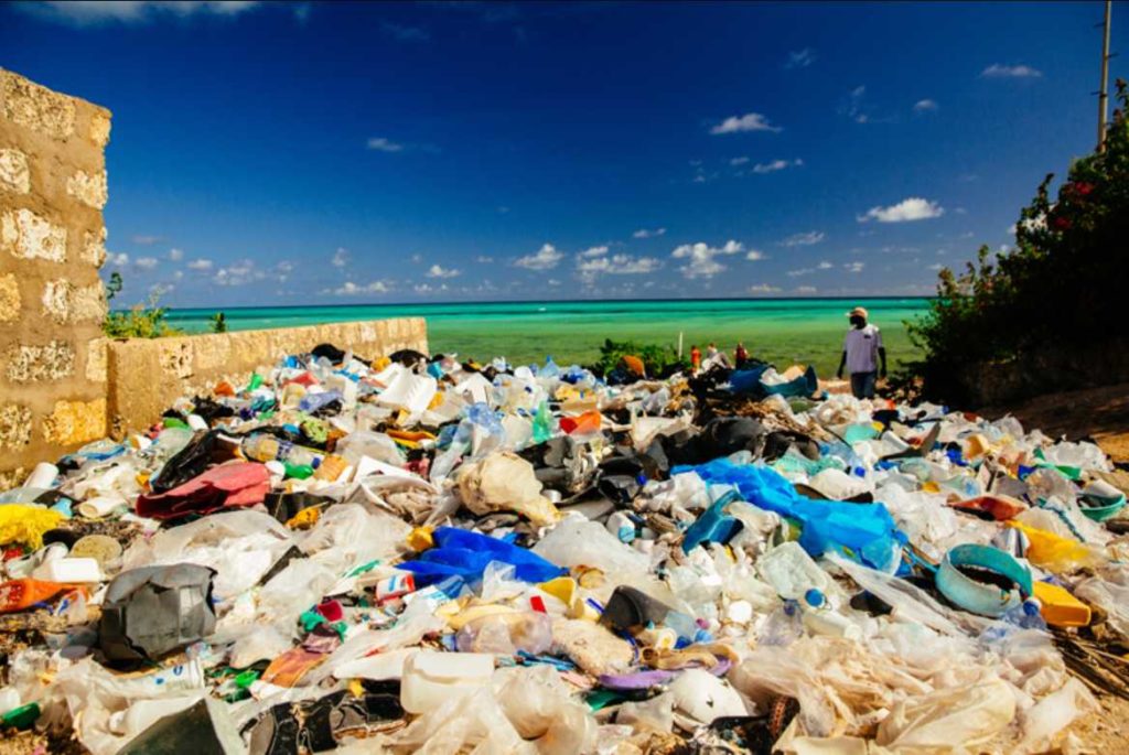 ケニアのワタミュビーチに打ち寄せられたプラスチックゴミ