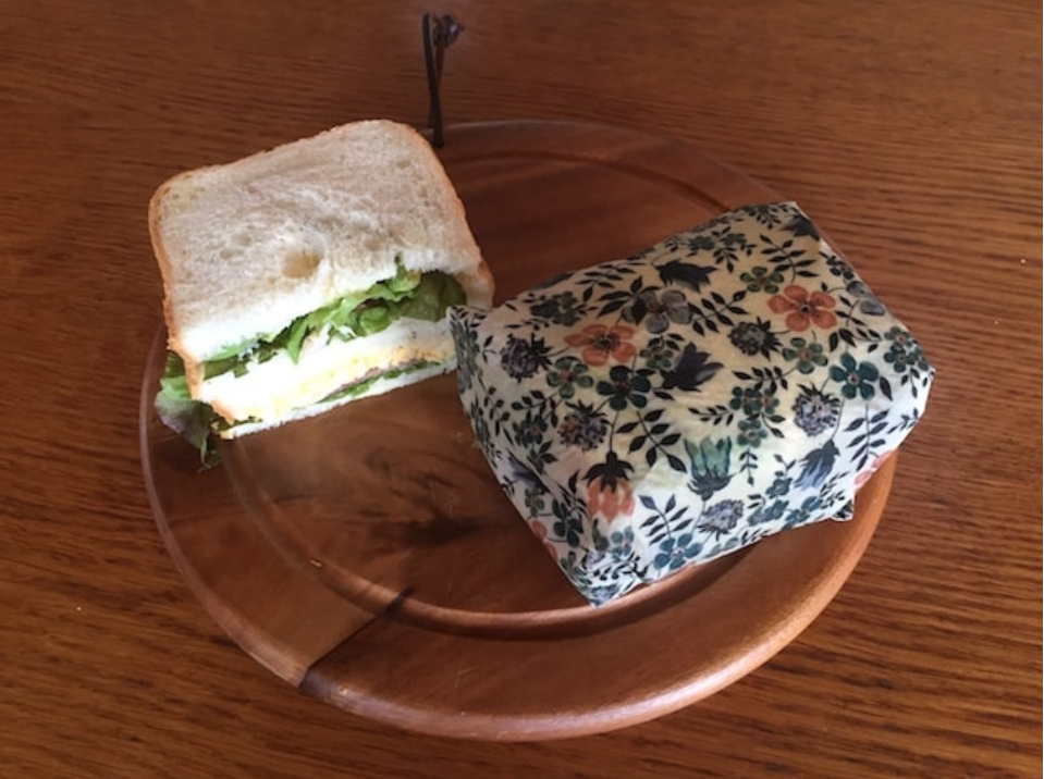 ミツロウラップ。サンドイッチの形に四角くフィットしています
